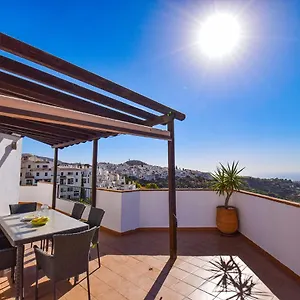 Penthouse: Poolside Retreat With Panoramic Views Apartment
